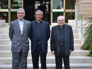 Przełożeni Generalni - od lewej: o. Josep Abella CMF (2003-2015), o. Mattew Vattamattam CMF (2015 - ), kard. Aquilino Bocos CMF (1991-2003)