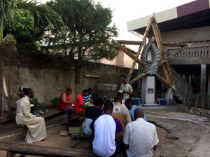 Jutrznia z kandydatami na klaretynów przy grocie Maryi w Abidjanie