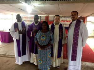 Klaretyni pracujący w Adzope z szefową Rady Parafialnej