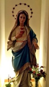 Figura Matki Bożej w klasztorze Sióstr de Notre Dame w Krzydlinie Małej