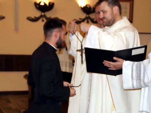 Nałożenie krzyża misyjnego